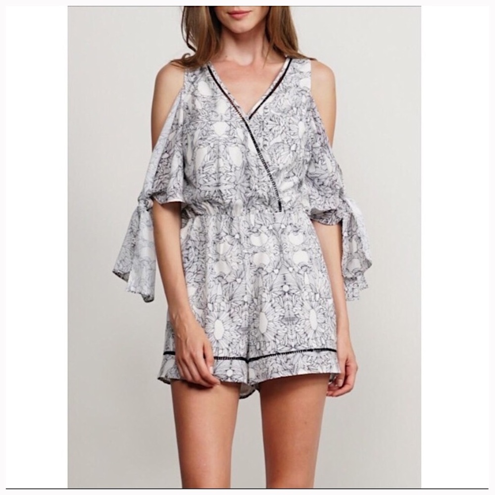 🍒Anthropologie Adelyn Rae Lana Romper